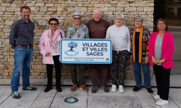 HERBIGNAC, un panneau VILLAGES ET VILLES SAGES à chaque entrée de la commune